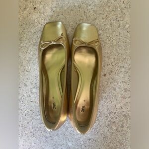 Gold closed toe heel with bow. European exclusive.